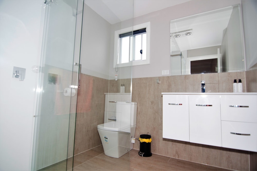 Luxury Apartment, 2 Bedrooms, Poolside (Unit 7) photo 2
