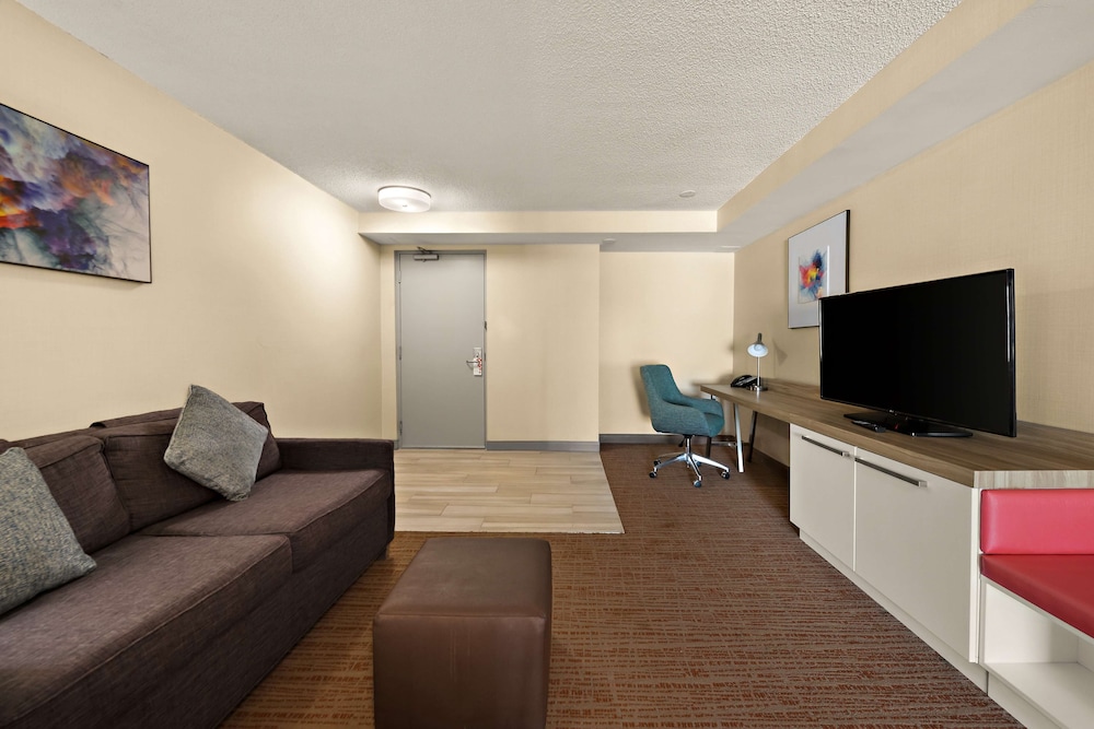 Deluxe Suite, Multiple Beds, Accessible - Photo 3