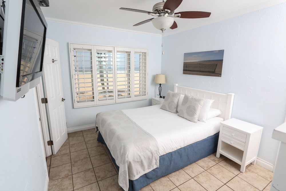 Panoramic Room, 1 Queen Bed, Non Smoking, Ocean View thumbnail 5