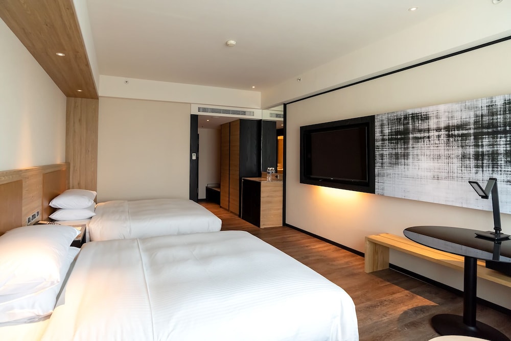 Standard Room, 2 Double Beds photo 3