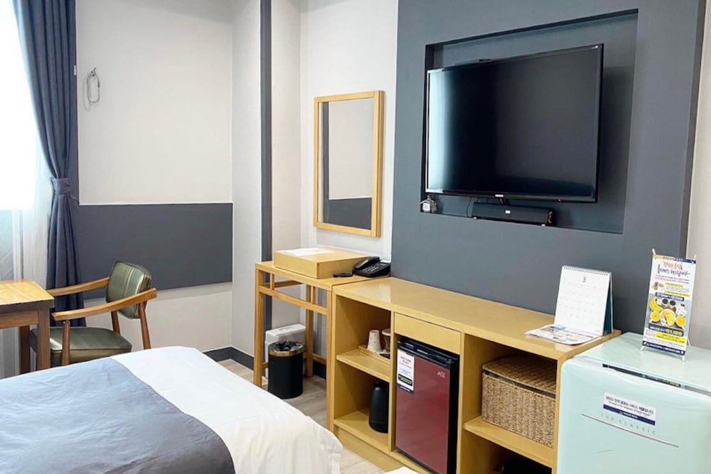 Twin Room, City View, Late Check-out photo 2