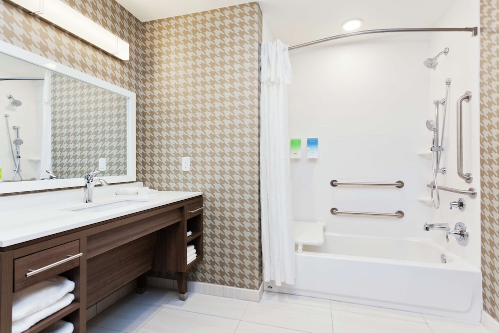 Suite, 1 King Bed, Accessible, Bathtub