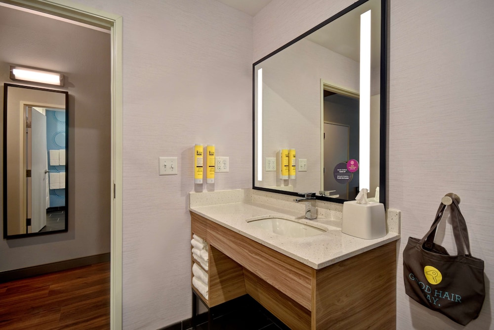 Room, 2 Queen Beds, Accessible, Bathtub - Photo 4