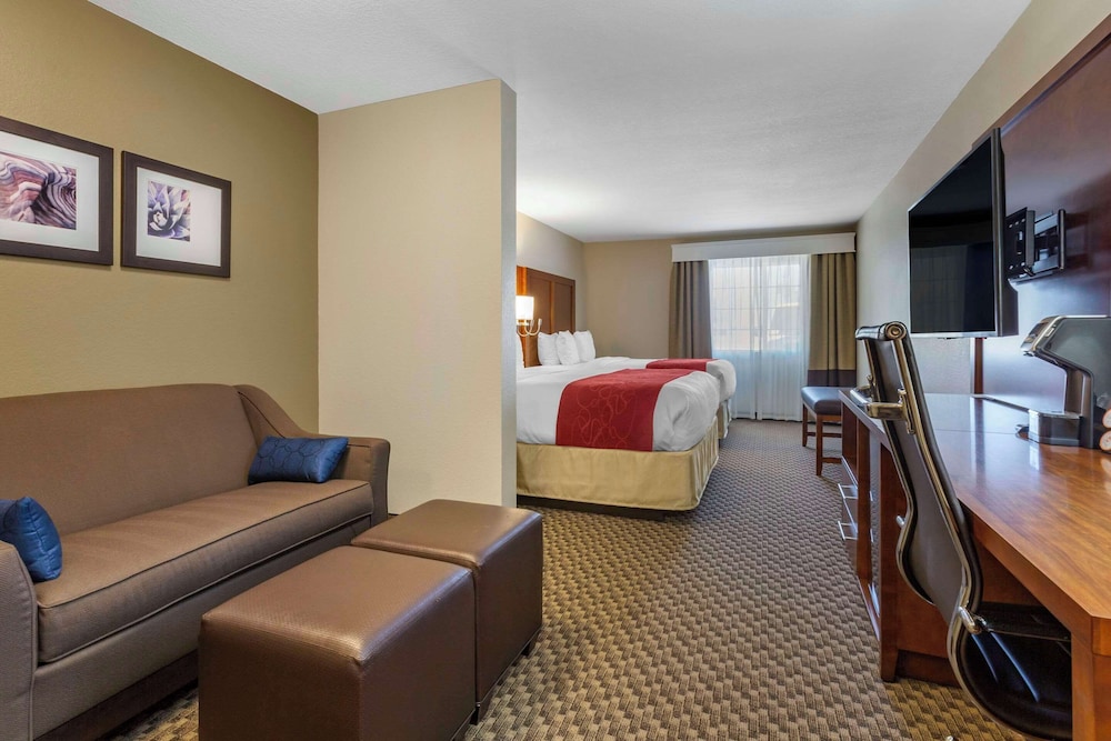 Suite, Non Smoking, Balcony (2 Queen Beds, Sofa, Flat Screen TV) photo 1