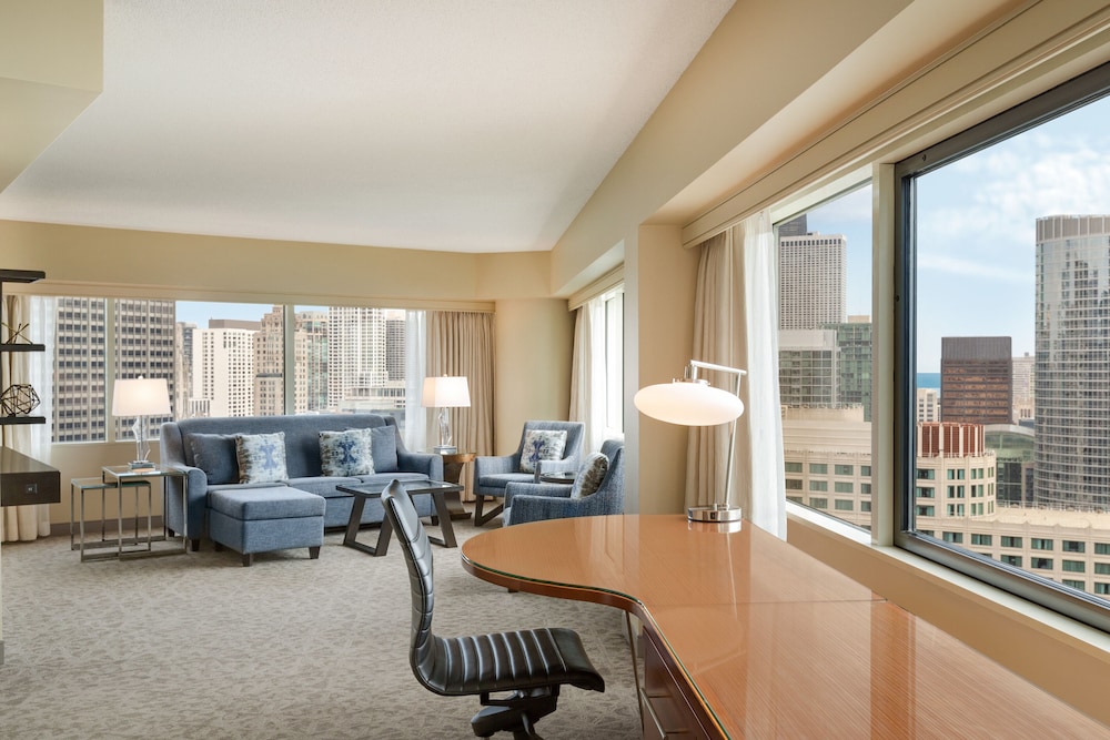 Suite, 1 King Bed - Photo 4