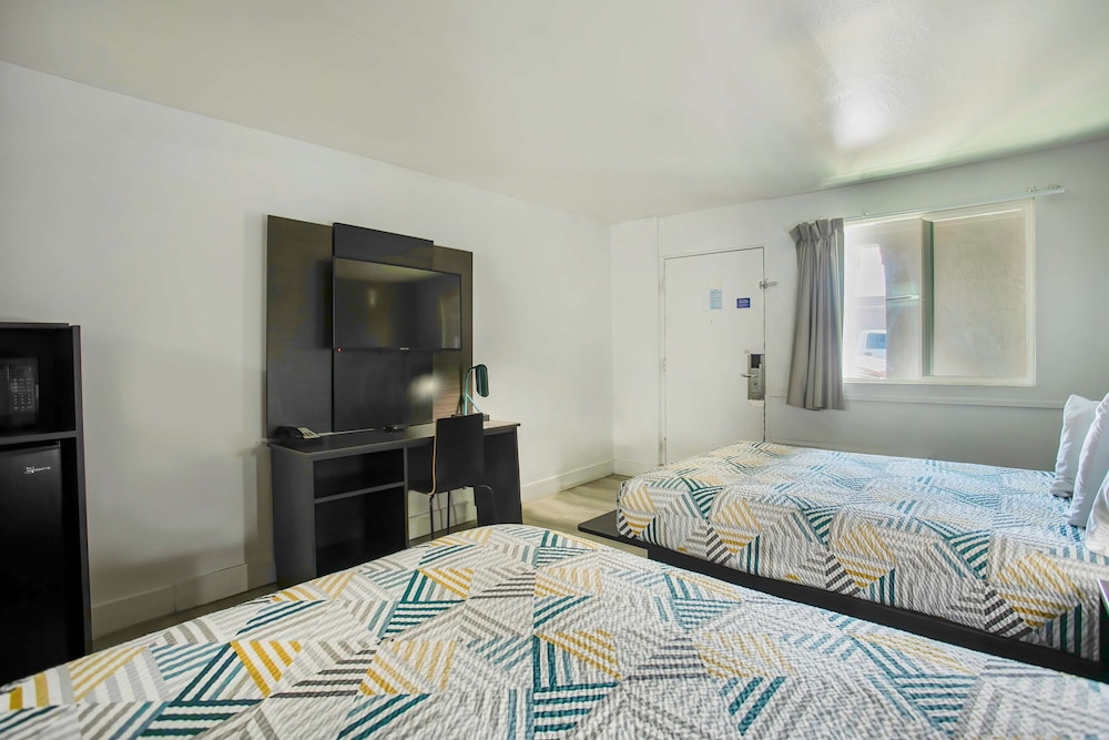 Standard Room, 2 Double Beds, Non Smoking, Refrigerator & Microwave - Photo 5