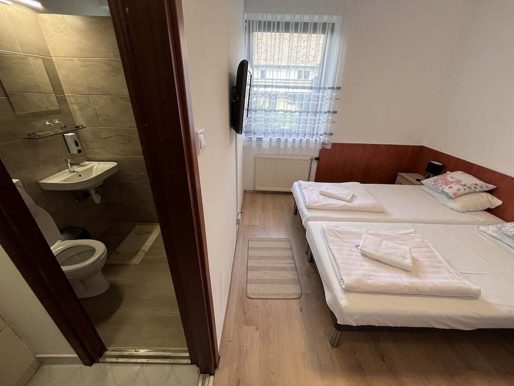 Standard Room, 1 Queen Bed photo 1