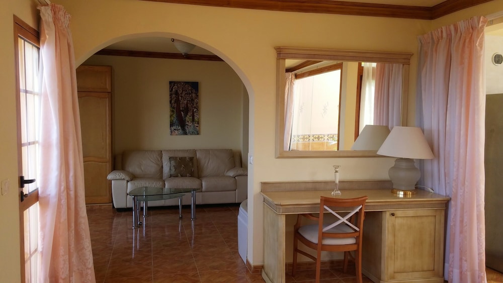 Honeymoon Suite, 1 King Bed, Hot Tub - Photo 5