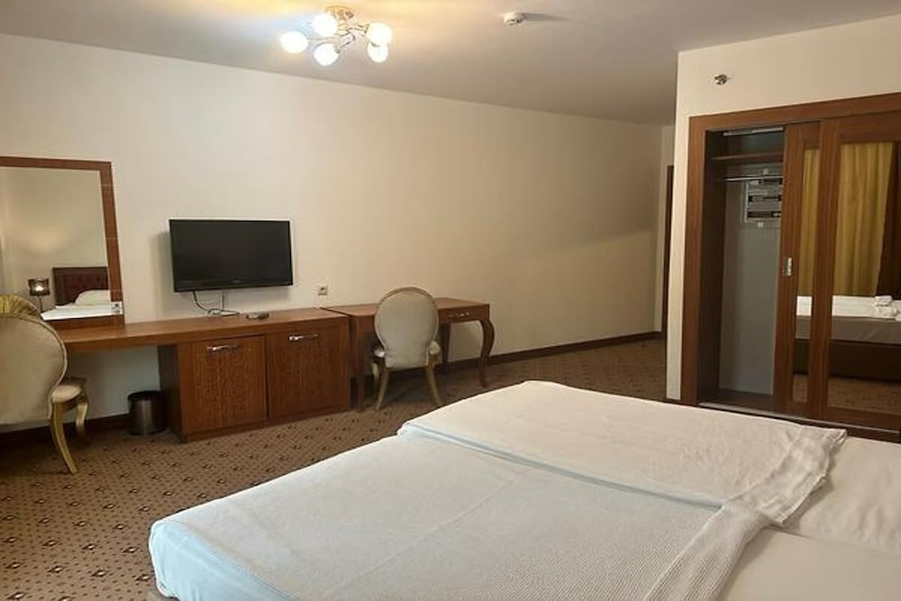 Family Room, 2 Bedrooms, Balcony thumbnail 5