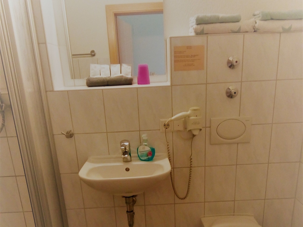 Standard Twin Room, Ensuite photo 3