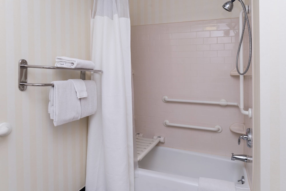 Room, 2 Queen Beds - Photo 9