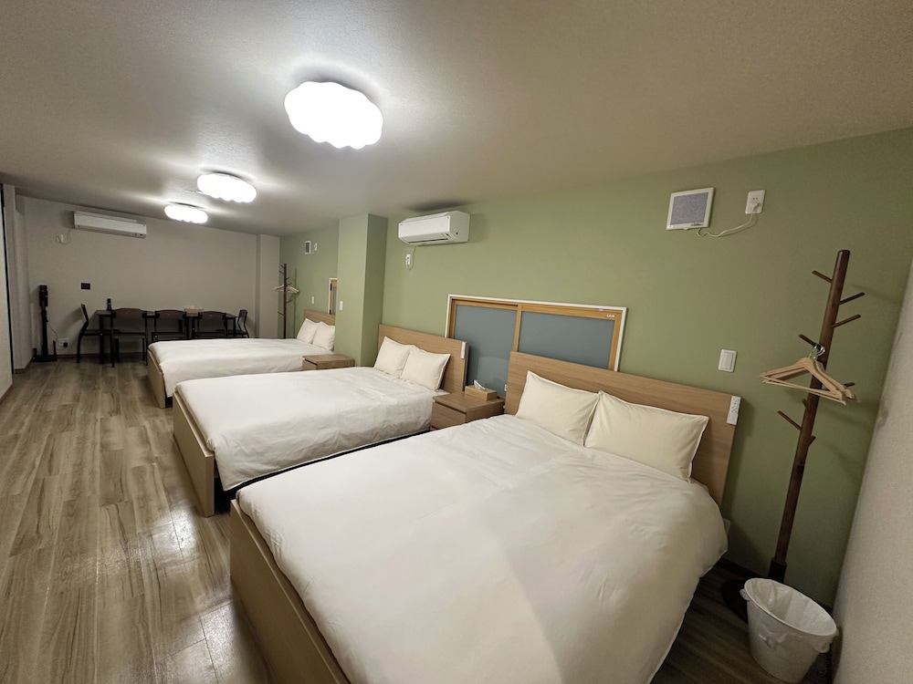 3 Double Beds, Kitchenette, Unit No.1, Non Smoking photo 2