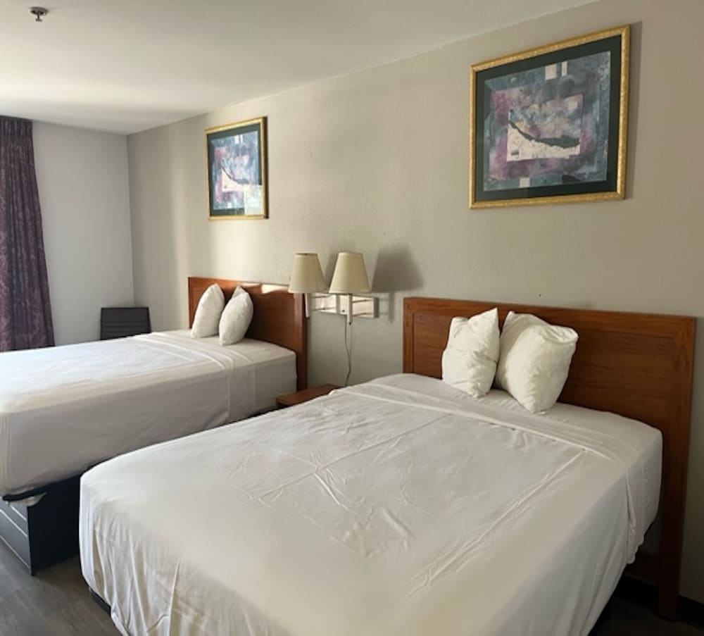 Standard Room, 2 Queen Beds, Non Smoking - Photo 2