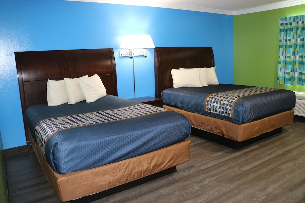 Standard two queen beds - Photo 1