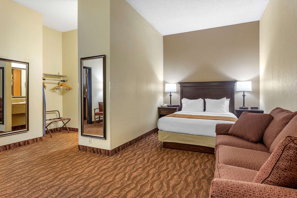 Suite, Multiple Beds, Non Smoking - Photo 2