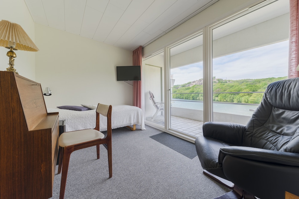 Single room with balcony and lake view (A) in the main building