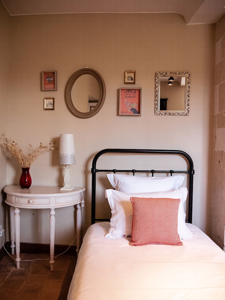 Classic Triple Room, Ensuite (Chambre Rouge) - Photo 7