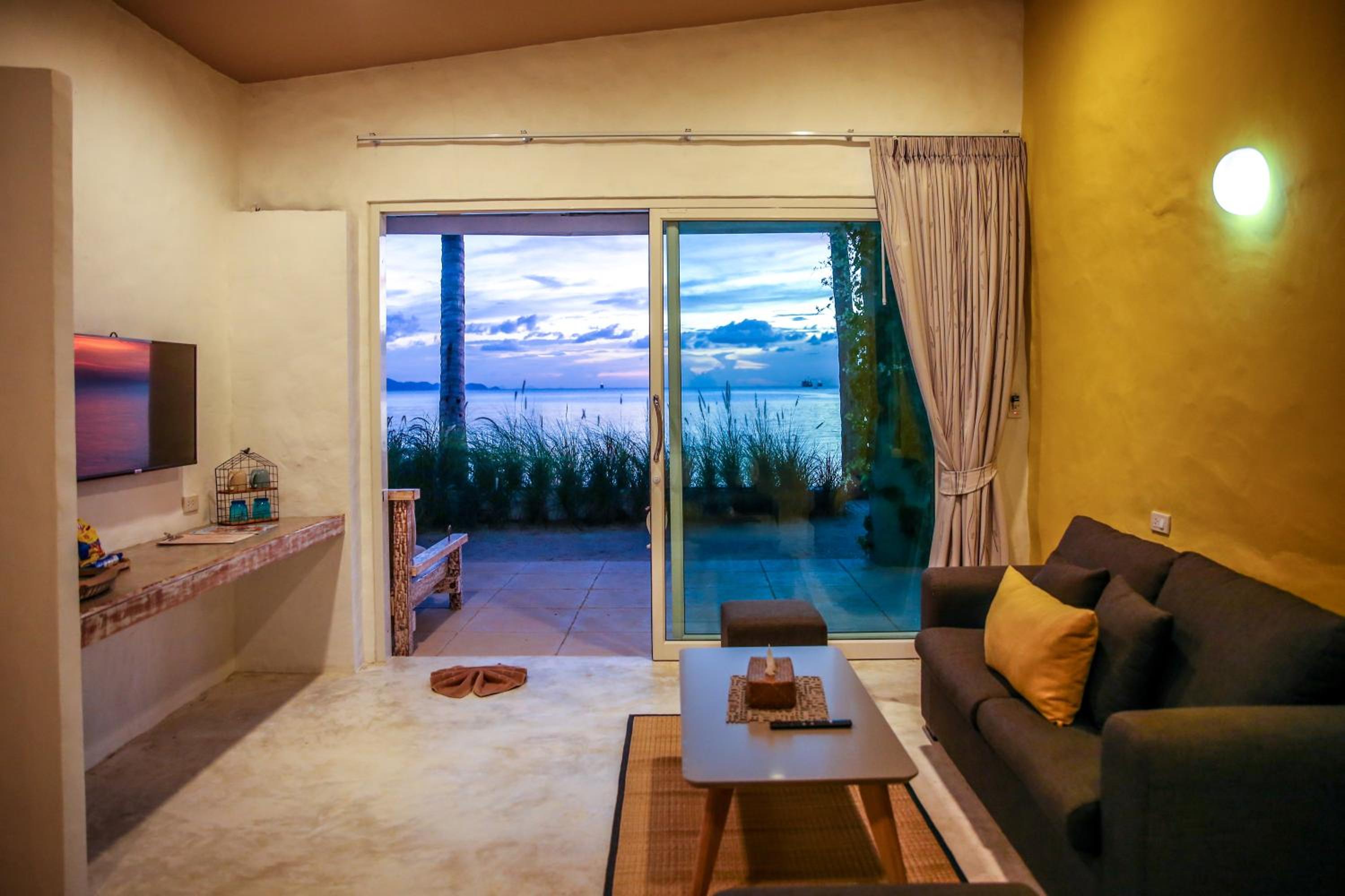 Beachfront Suite - Photo 11