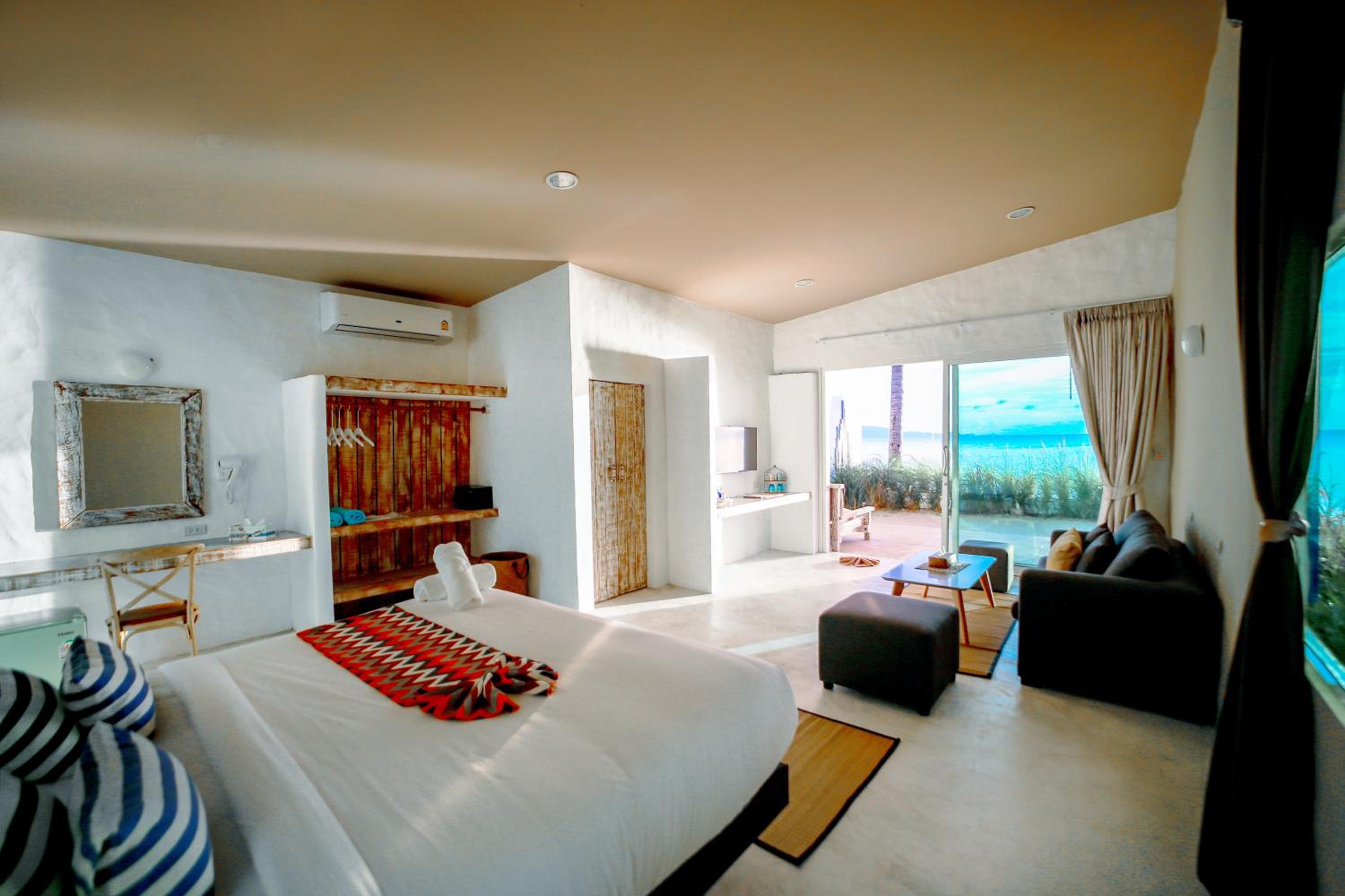 Beachfront Suite - Photo 12