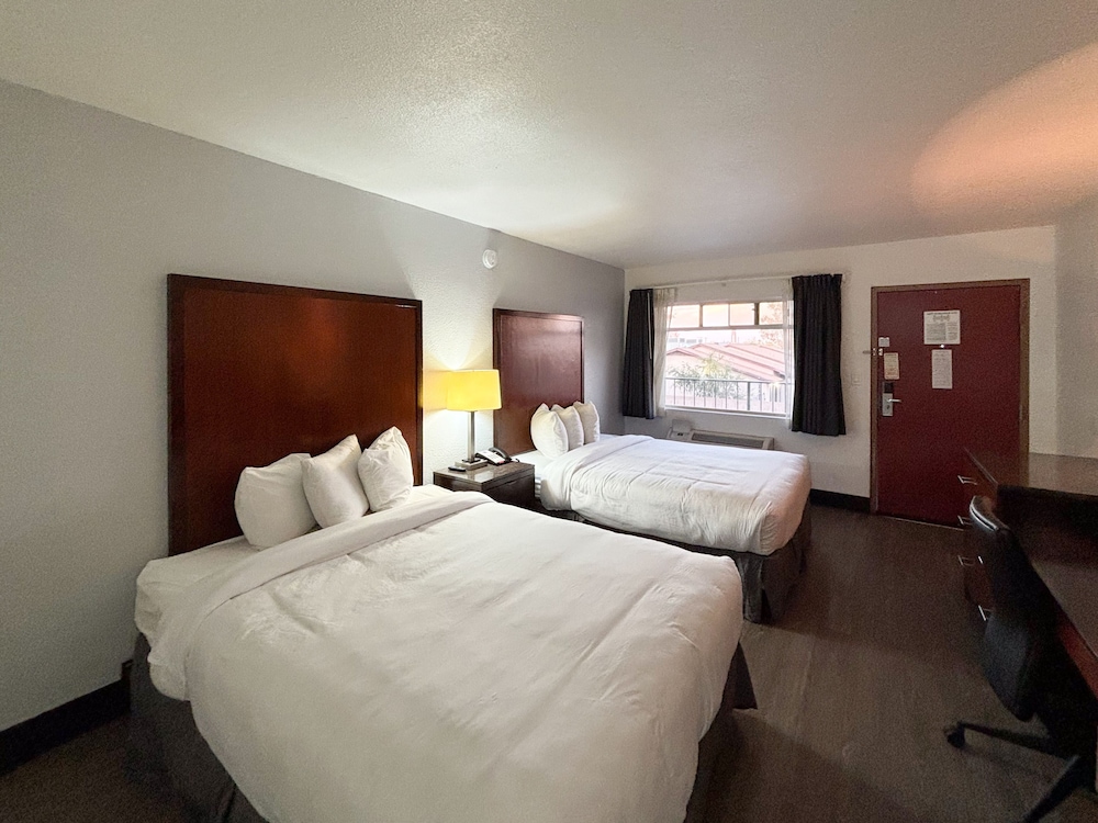 Deluxe Room, 2 Queen Beds, Non Smoking, Refrigerator & Microwave - Photo 4