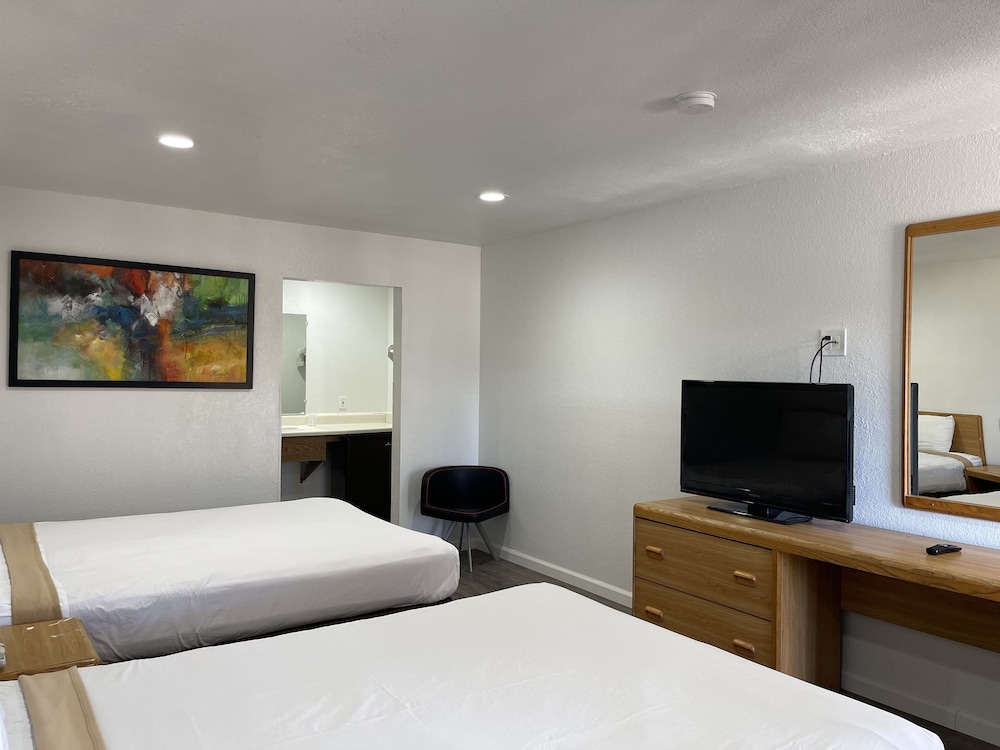 Basic Room, 2 Queen Beds, Smoking, Refrigerator photo 3