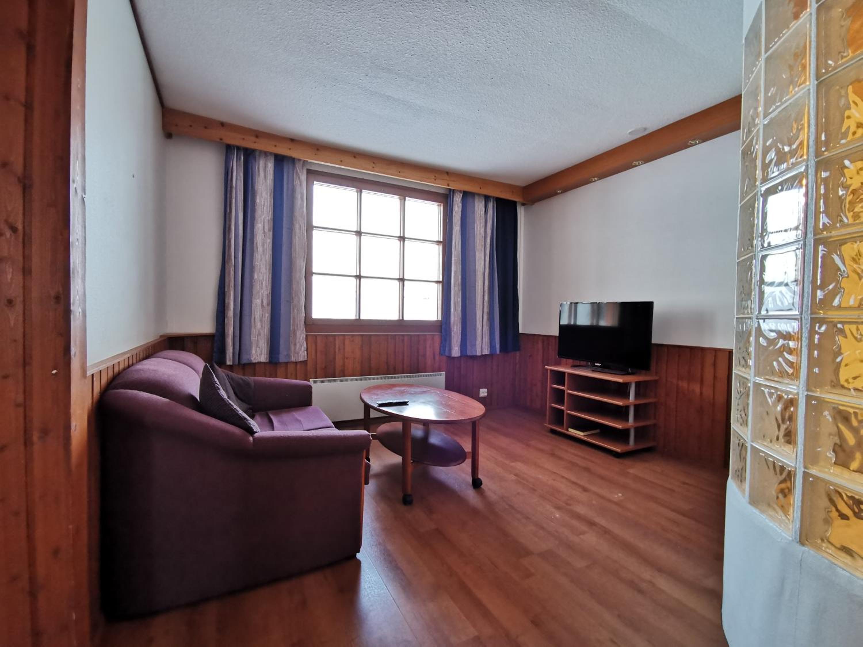 Family Room With Bathtub photo 2