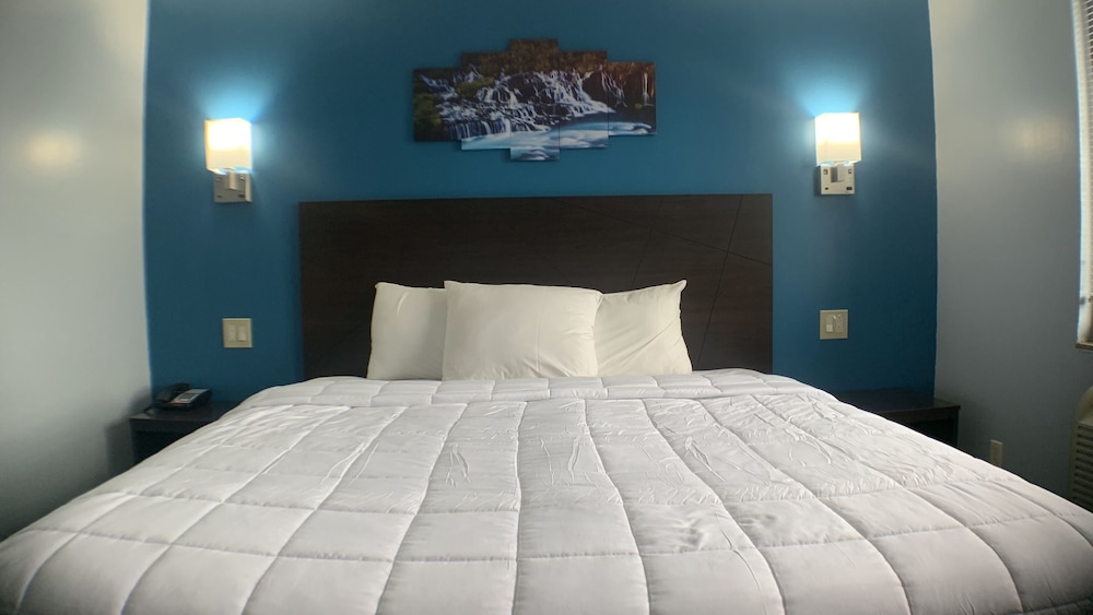 Standard Single Room, 1 King Bed, Smoking