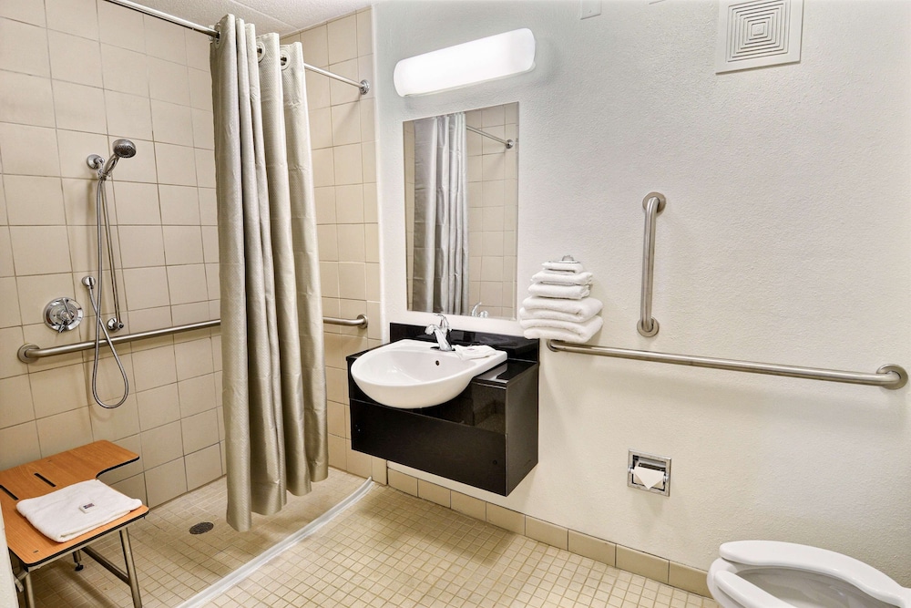 Standard Room, 2 Double Beds, Accessible, Non Smoking - Photo 7