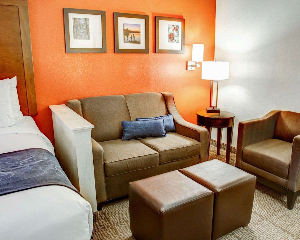 Suite, Non Smoking (2 Queen Beds with Sofa bed) - Photo 4