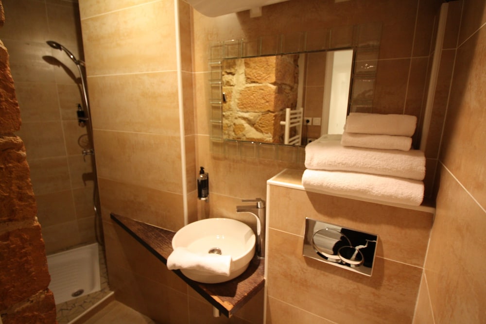 Standard Studio, 1 Queen Bed, Non Smoking, Kitchen (Shower Only)