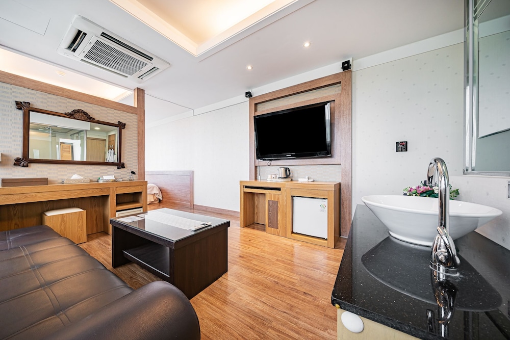 Junior Suite with Complimentary Airport Pick-up & Drop-off (excluding weekends and holidays) photo 3