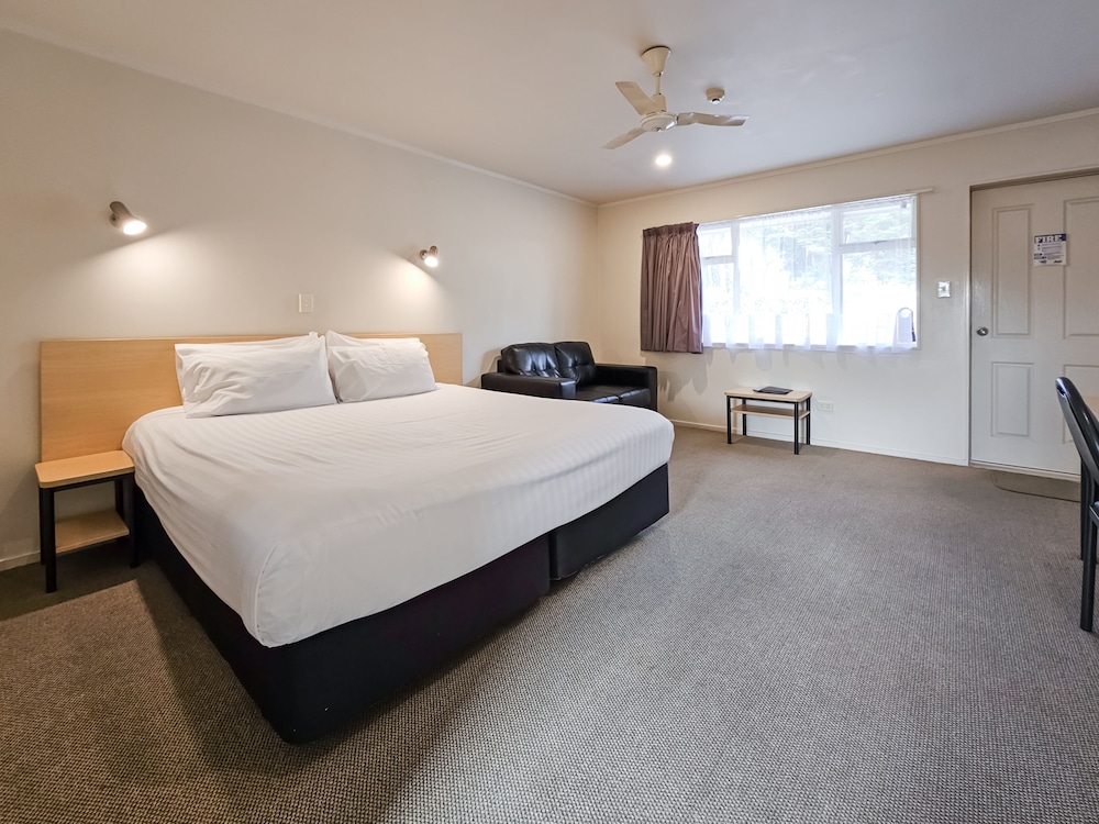 Superior Studio, 1 King Bed photo 3