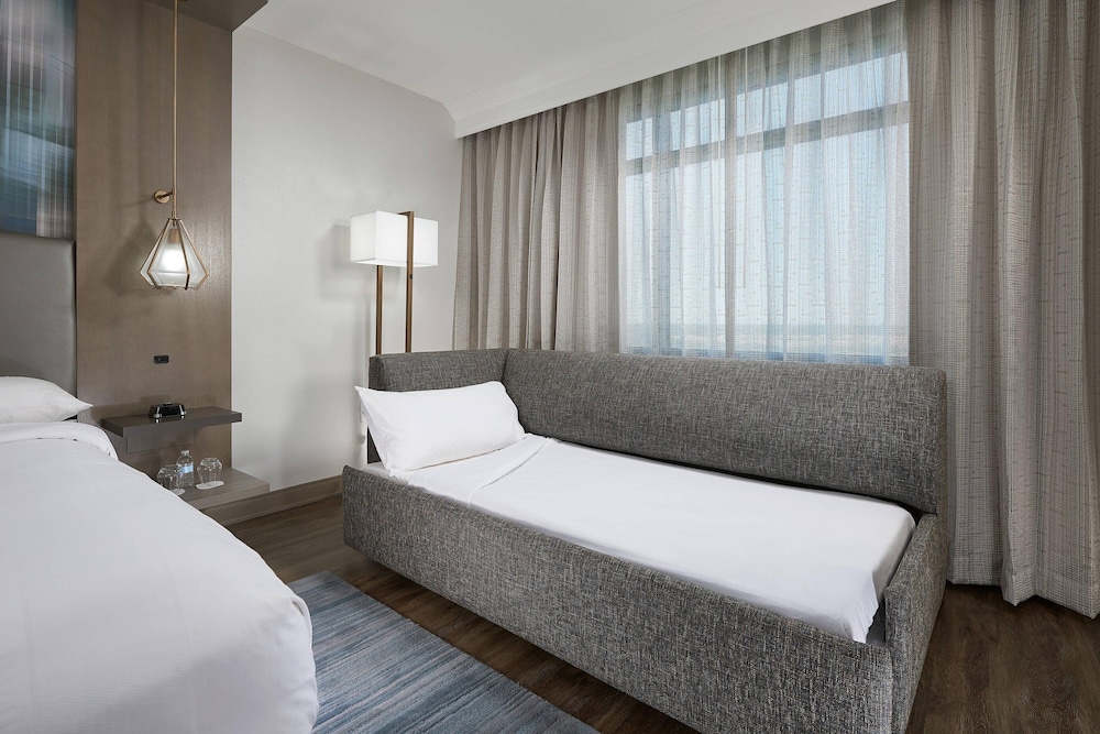 Club Room, 1 King Bed - Photo 3