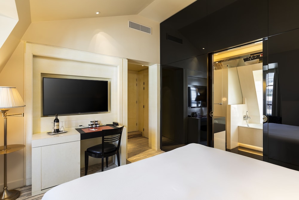 Deluxe Room, 1 King Bed, City View photo 1