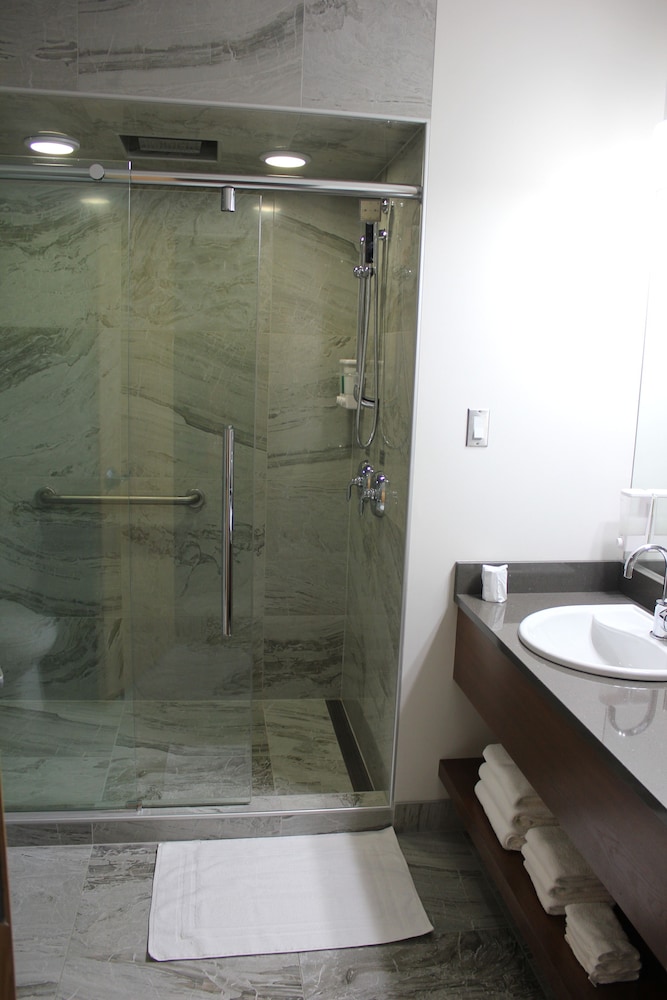 Urban Suite, 1 King and 1 murphy bed photo 2