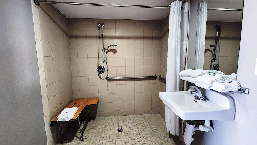 2 Queen Beds |ADA/RI Shower/Non-Smoking photo 2