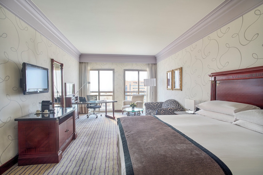 Club Room, 1 King Bed, Accessible, Smoking (Club Lounge Access)