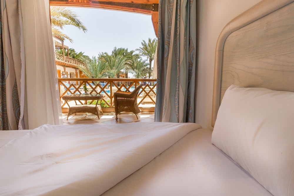 Deluxe Room, Smoking, Pool View (Single)