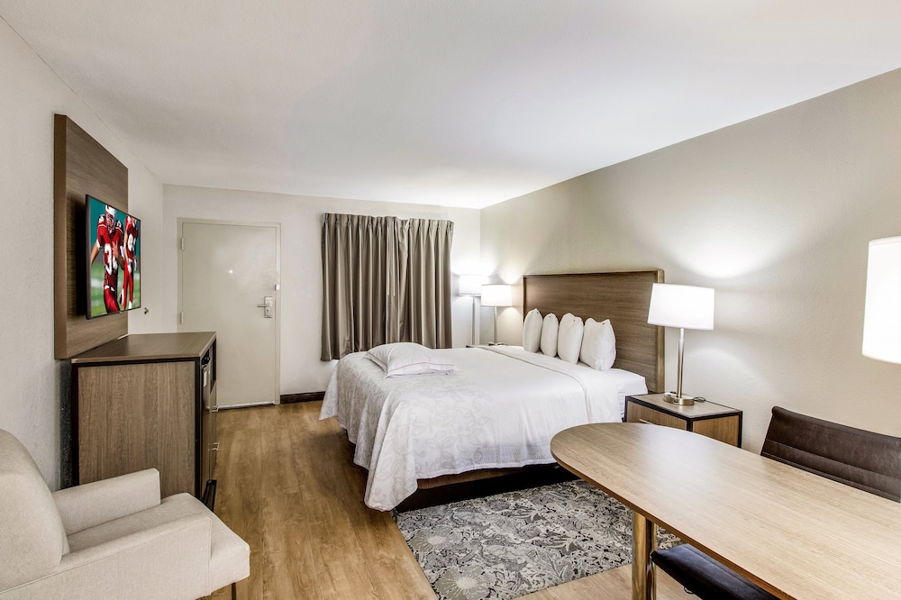 Premium Room, 1 King Bed (Upgraded Bedding & Snack, Smoke Free) - Photo 3