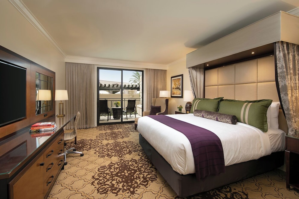 Signature Room, 1 King Bed, Pool View - Photo 1