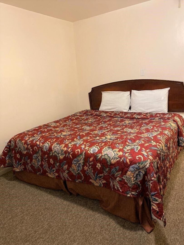 Suite, 1 King Bed, Non Smoking, Refrigerator & Microwave photo 3