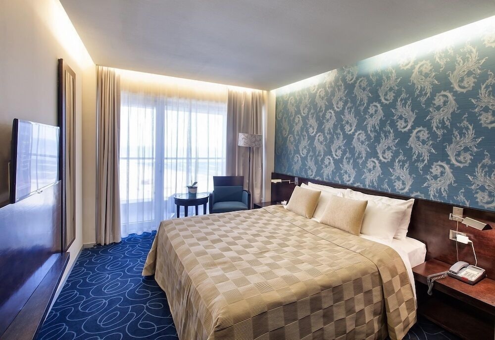 Junior Suite, 1 King Bed (Lateral Sea View) photo 1