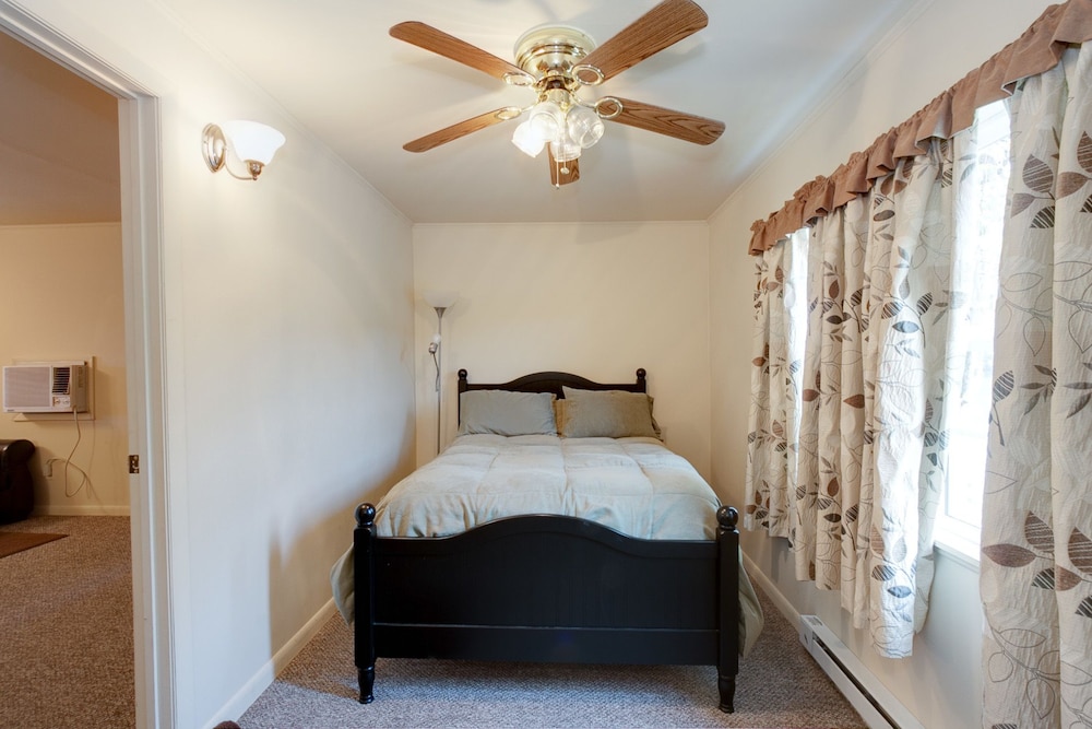 Deluxe Cabin, 2 Double Beds, Kitchen, Lake View (Linens Included, No Pets Allowed) photo 3