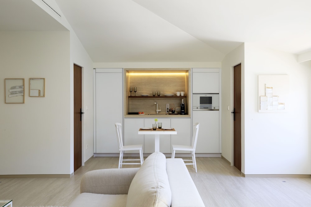 Prestige Suit, Port view - Photo 8