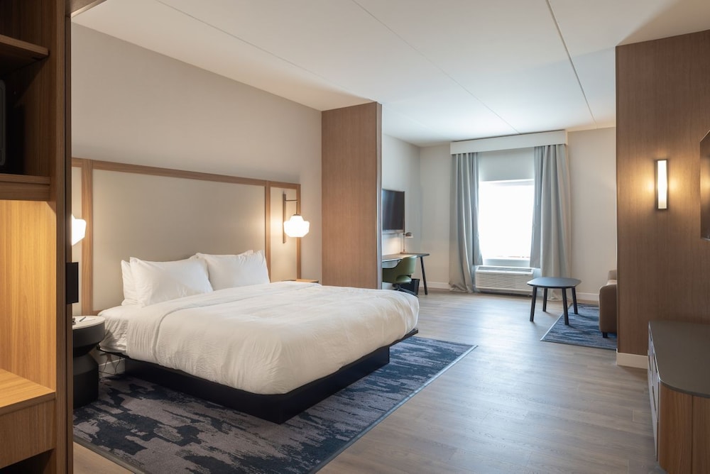 Executive Suite, 1 King Bed with Sofa bed (Mobility Accessible, Tub) photo 2