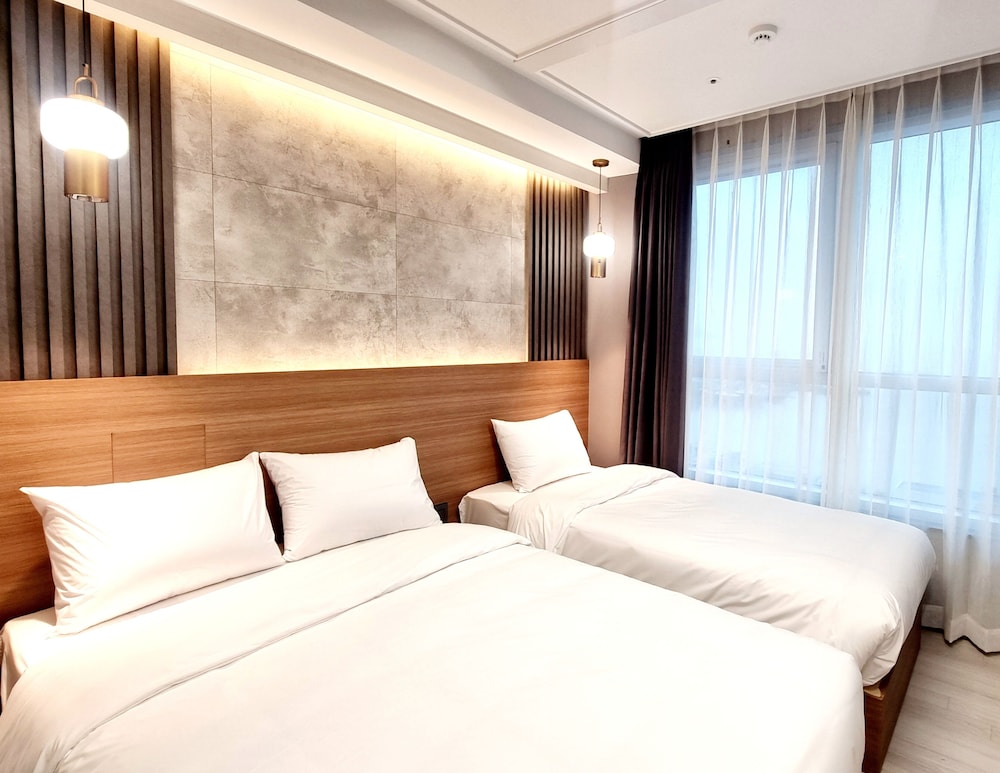 Superior Twin Room, Partial Ocean View
