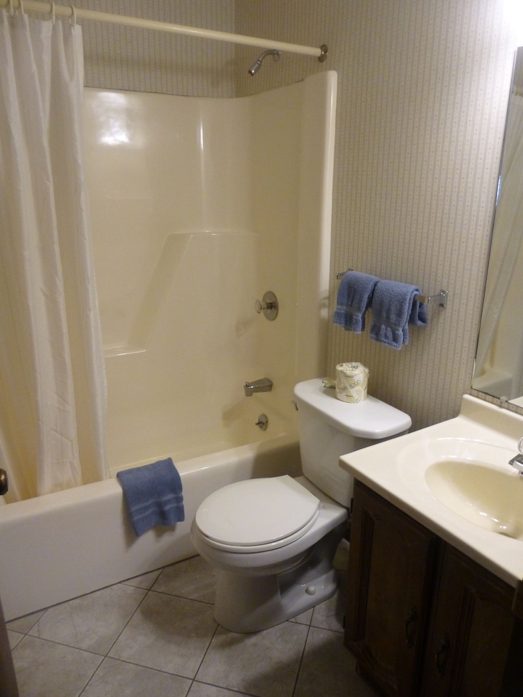Deluxe Room, 1 Queen Bed, 2nd Floor photo 2