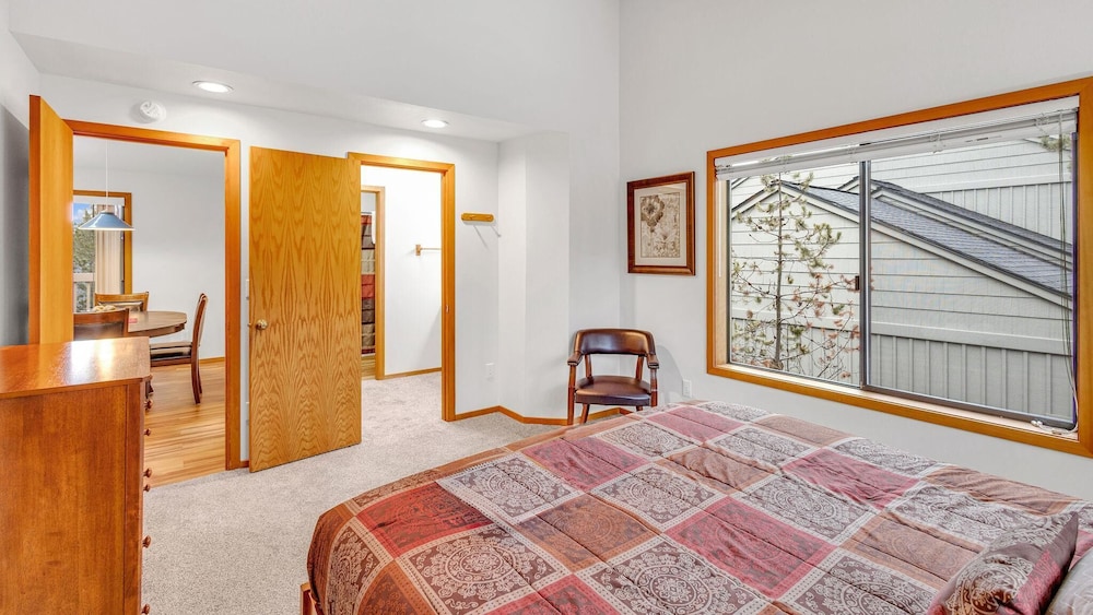 House, Multiple Beds (Red Alder - Unit 1) photo 1
