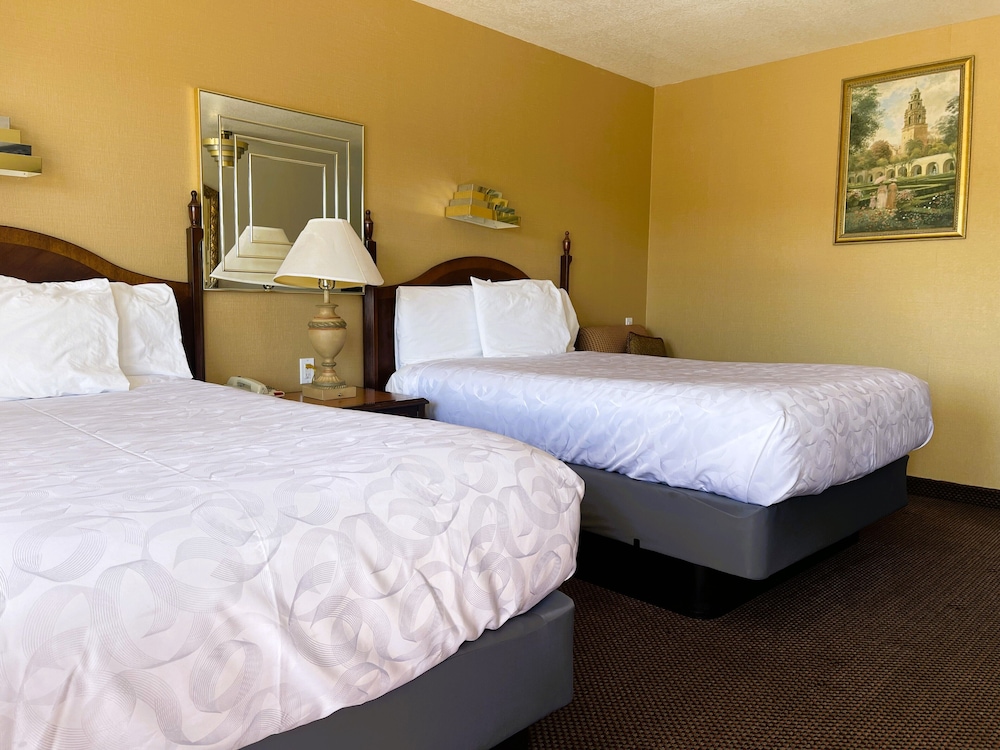Room, 2 Double Beds, Non Smoking - Photo 5