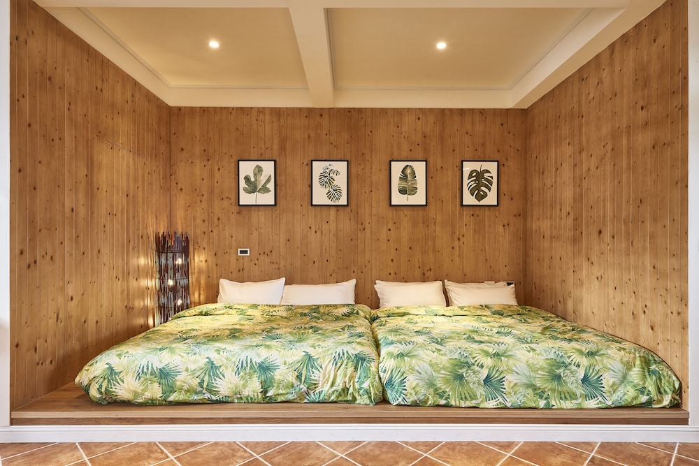 Deluxe Quadruple Room, 2 Queen Beds, Mountain View photo 1